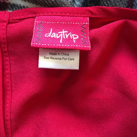 Daytrip Women’s Red Cut Out Sleeve Beaded Neck Button Up Back Blouse S - Picture 10 of 11